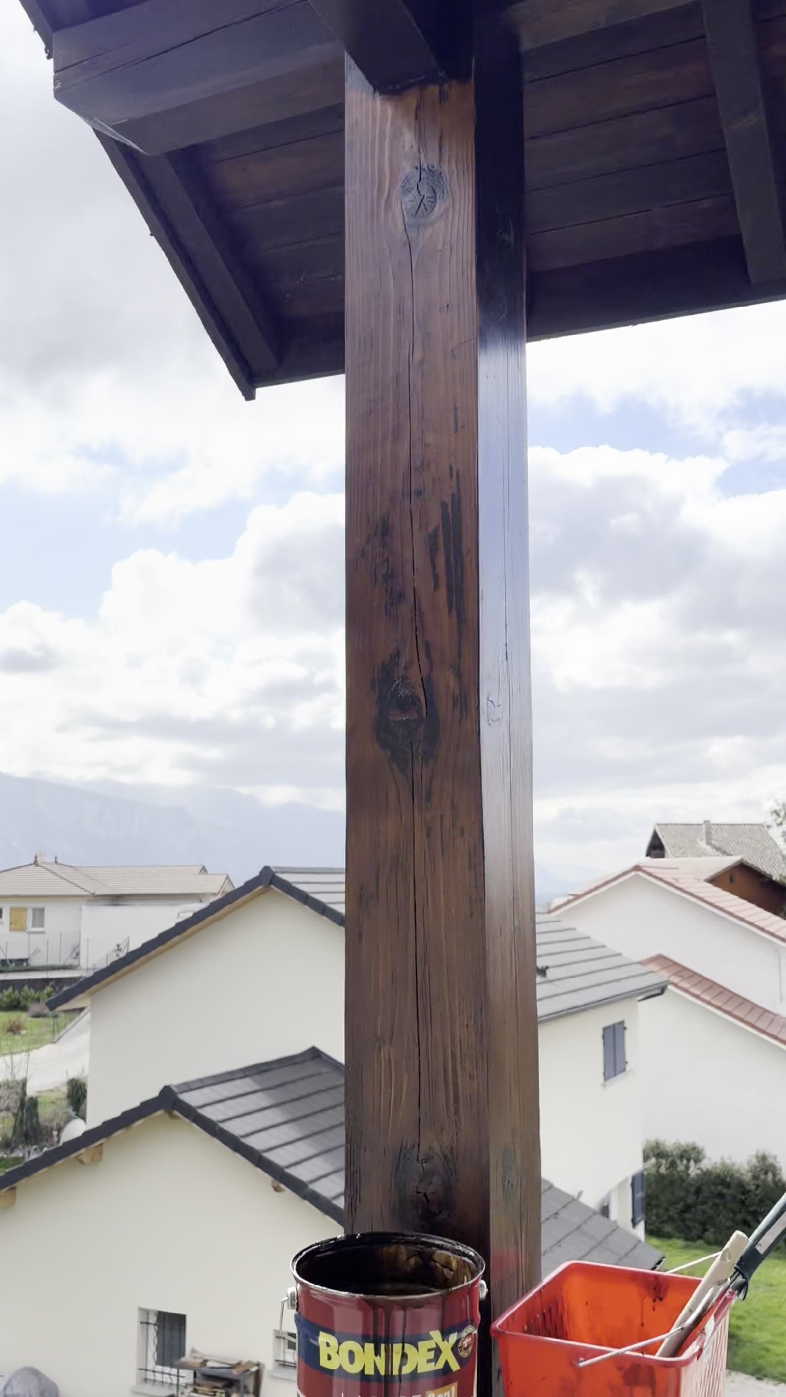 Balcon et garde-corps en bois lasurés Sikkens