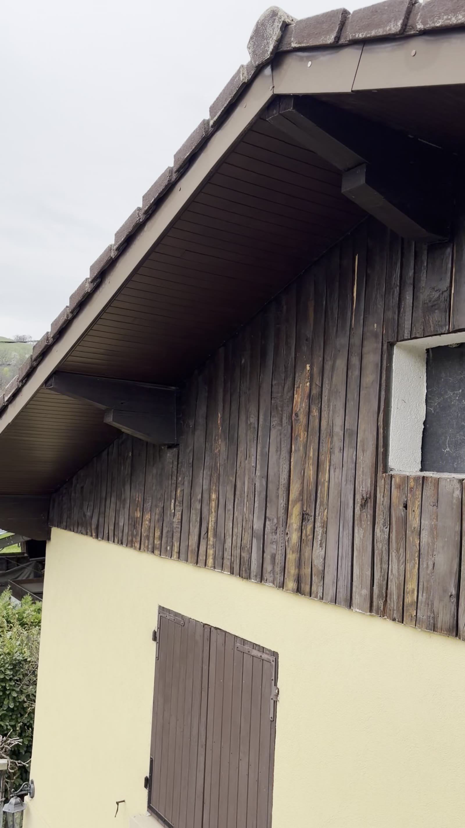 Rénovation et lasure du bardage bois d'un chalet en Isère — Alpes Toit Rénovation