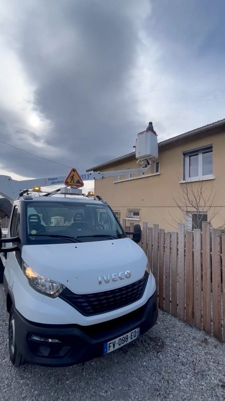 Camion nacelle sur un chantier de couverture — Échirolles